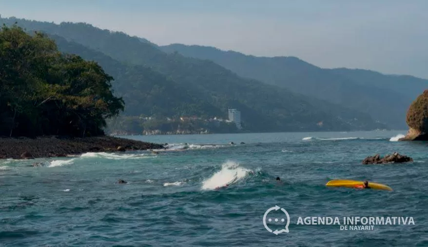 Rescataron a dos personas extranjeras tras volcar su kayak en Los Arcos de Mismaloya