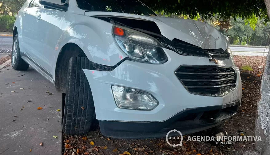 Impacta camioneta contra árbol y es abandonada en cruce del bulevar Colosio