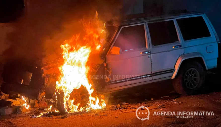 Arde camioneta durante la madrugada en la colonia 20 de Noviembre en Tepic