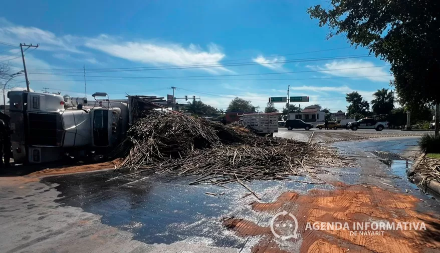 Vuelca camión cañero en Boulevard Aguamilpa y Avenida Tecnológico en Tepic