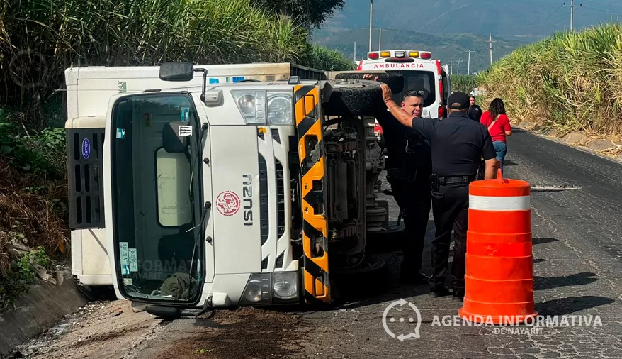 Vuelca camión repartidor en la carretera Xalisco–Pantanal y provoca daños a otro vehículo
