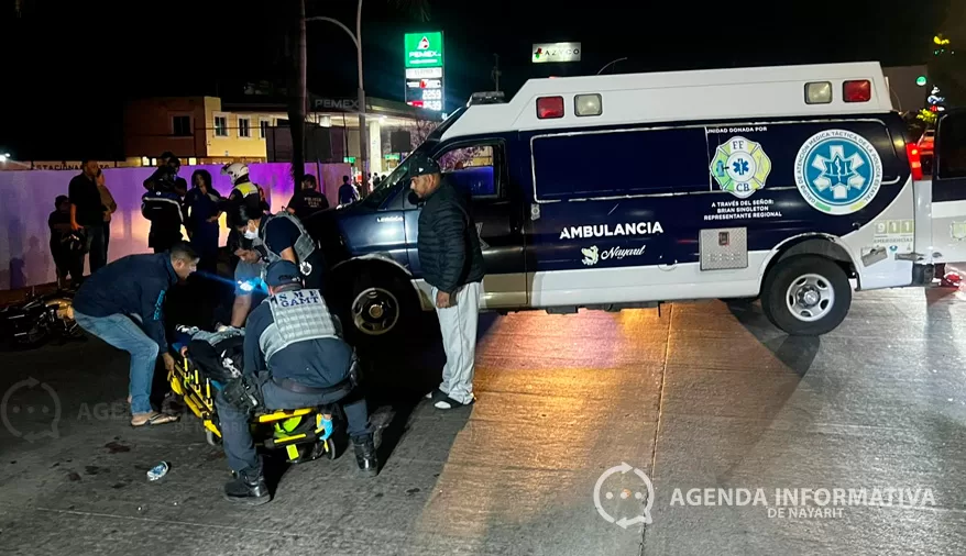 Resultan dos hermanos lesionados tras accidente entre taxi y motocicleta en el bulevar Tepic–Xalisco
