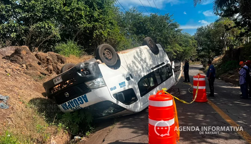 Vuelca combi del transporte público en Puga y deja al menos 10 personas lesionadas