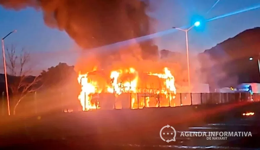 Se incendia autobús en la autopista Guadalajara–Tepic