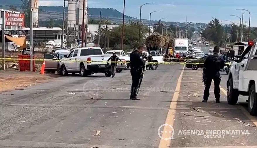 Persecución y balacera en Xalisco deja dos detenidos, choque y cierre carretero