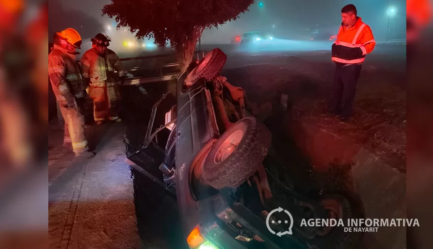 Vuelca camioneta en cuneta en Villas de la Cantera