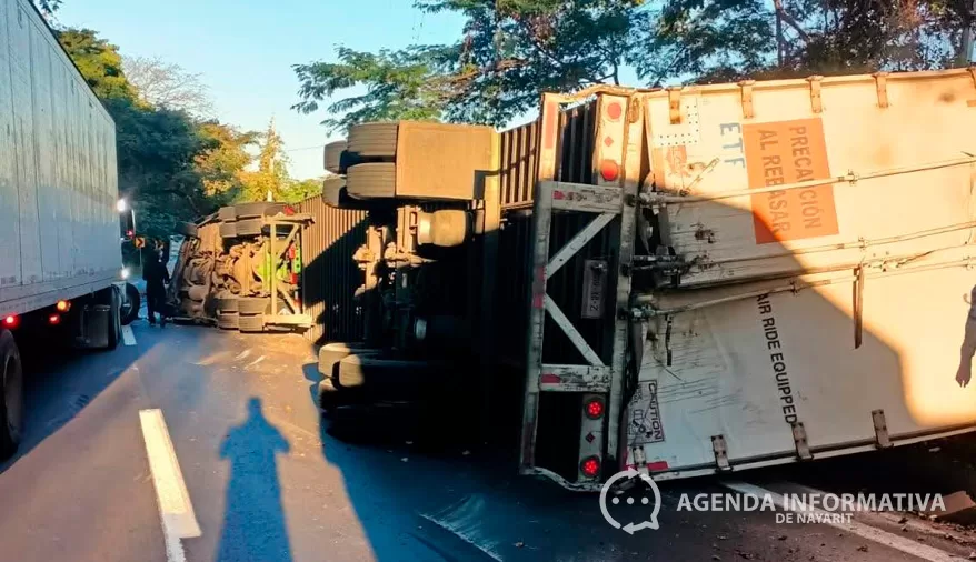 Muere mujer y resultan heridos chofer y bebé tras volcadura de tráiler