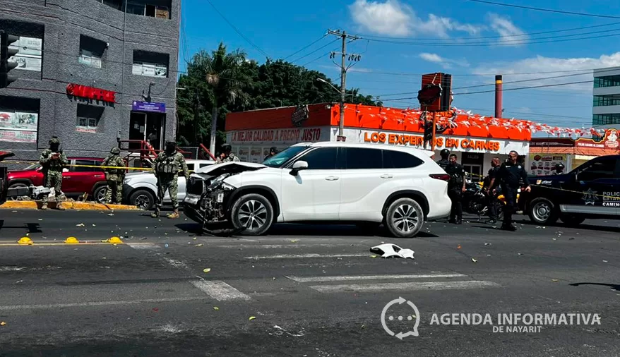Choca camioneta con presuntas drogas y dinero; dos sujetos armados huyen en Tepic