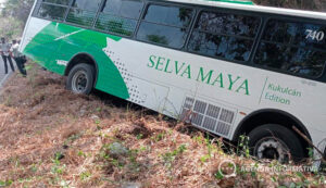 Camión de pasajeros se sale de la carretera Federal 200 en Bahía de Banderas
