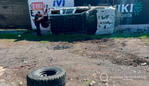 Volcadura de camioneta en el libramiento de Tepic deja a menor con golpes leves