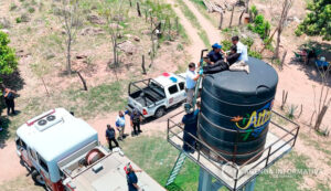 Rescatan a adolescente atrapada al interior de un tinaco en Acaponeta