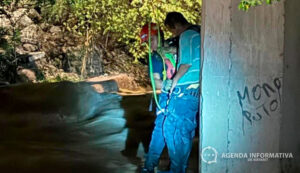 Rescatan a hombre atrapado por la corriente del río cerca del puente del Caloso en Puerto Vallarta