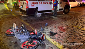 Tres personas lesionadas tras choque entre motocicleta y automóvil en Tepic